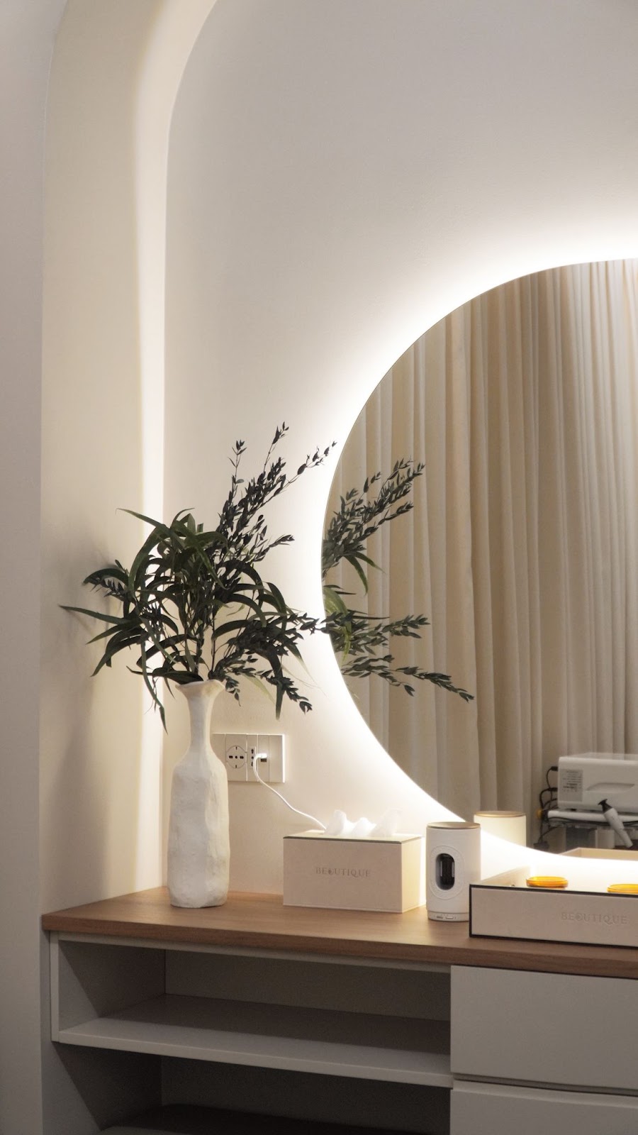 Dettaglio sensoriale — composizione ambient del centro Beautique Beauty SPA Modena